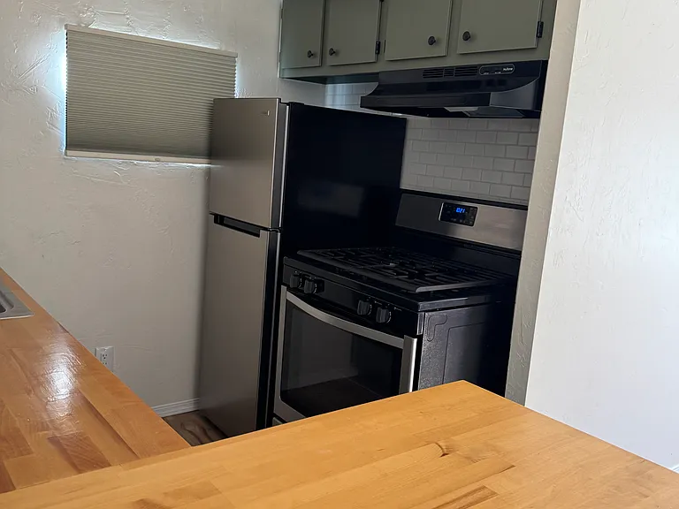 2018 Robinson Ave — Photo 2