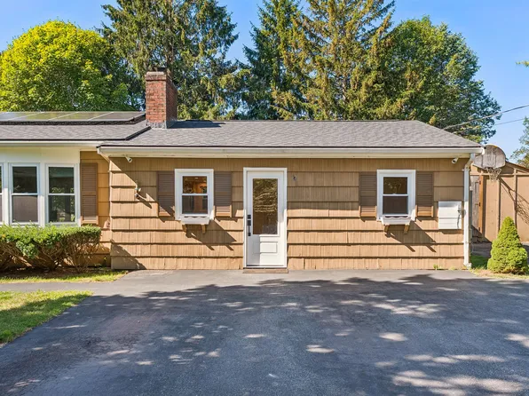 4 Carriage Hill Rd, Cape Elizabeth, ME 04107