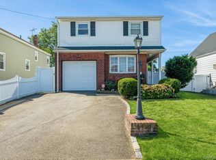 375 W Windsor Pkwy, Oceanside, NY 11572