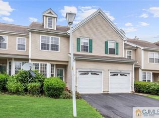 37 Woods Edge Ct, Parlin, NJ 08859
