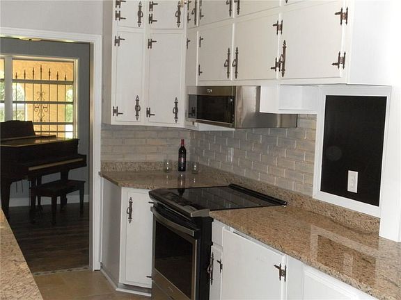 3rd image of 3009 York Dr