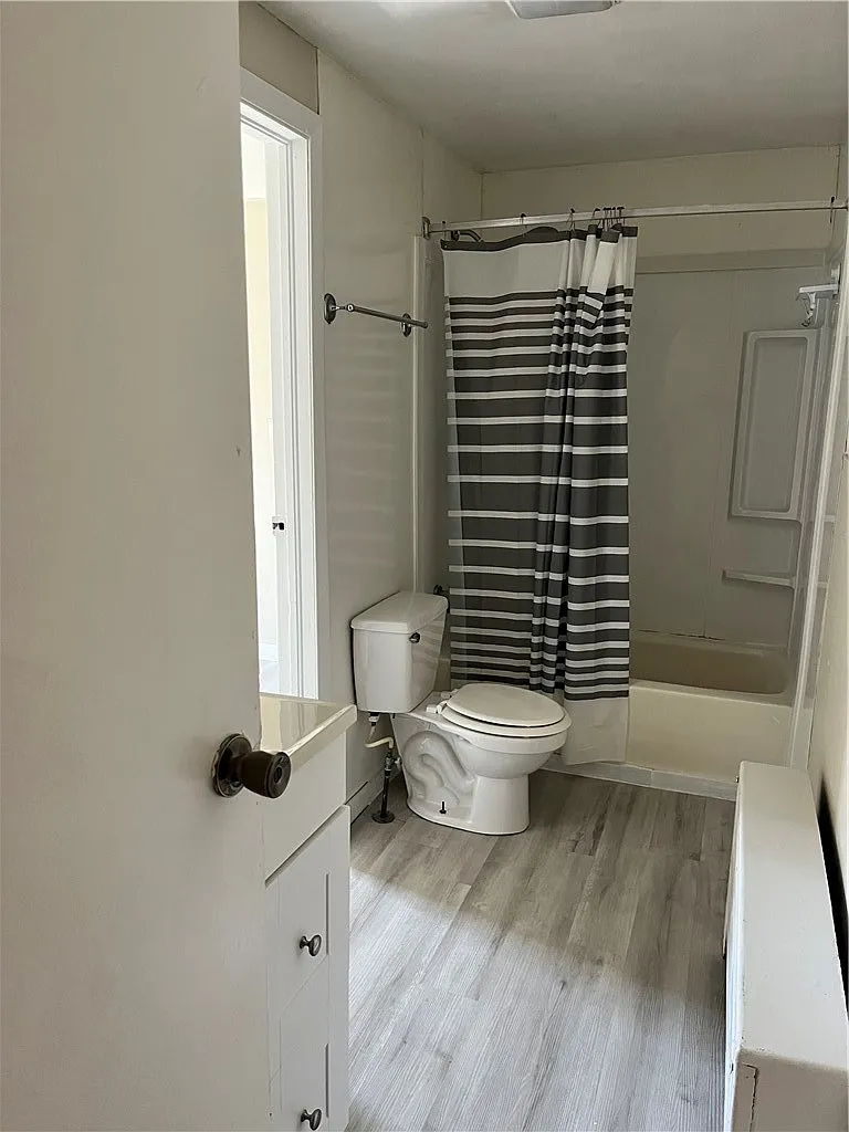 2 bed, 1.0 bath, 2392 sqft, $900 — Photo 4