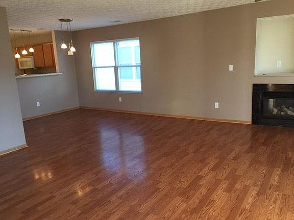 Family room w/gas fireplace