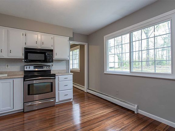 4th image of 49 Mill Pond Ln