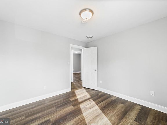 5th image of 526 Merchant St