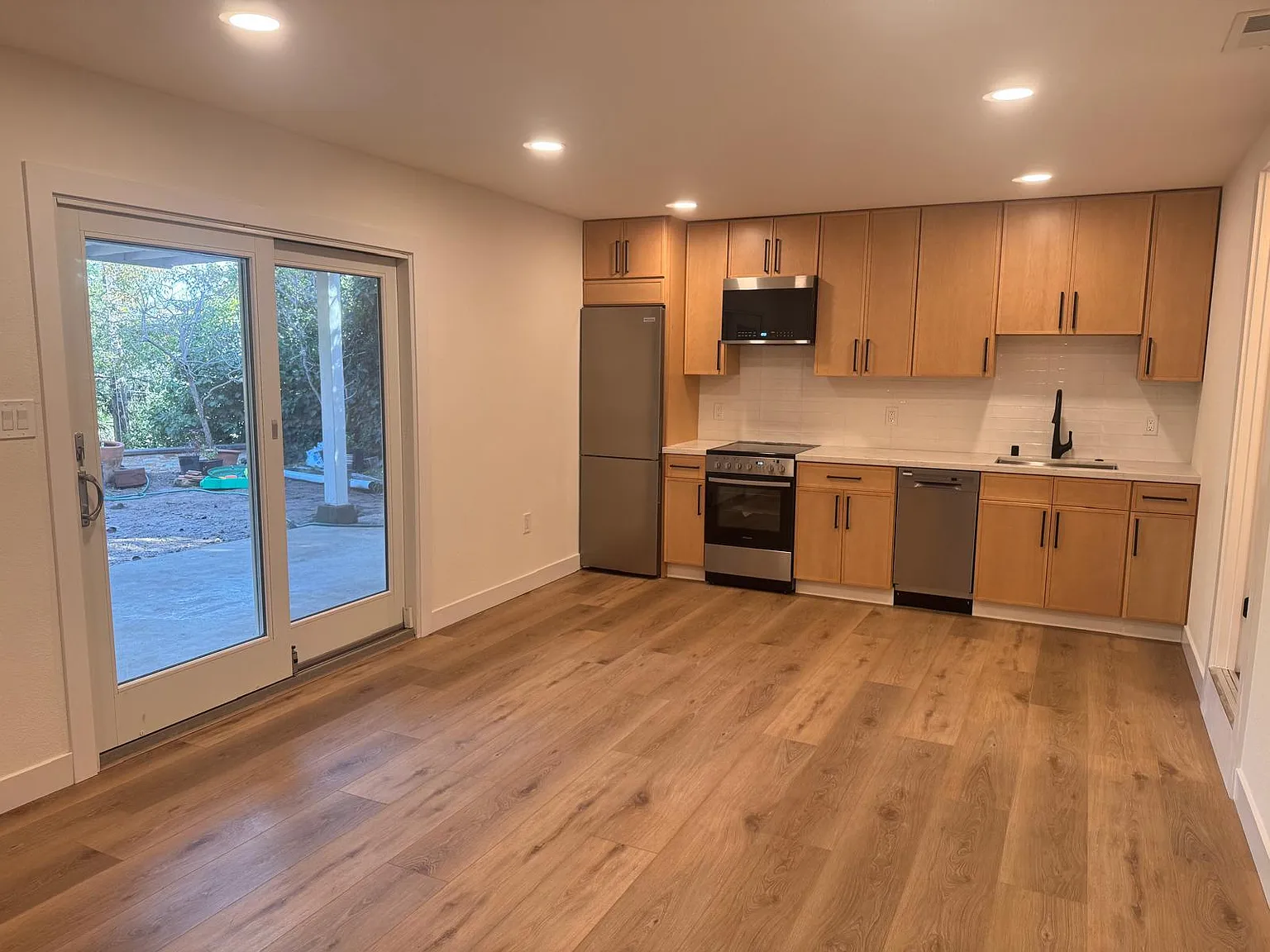 832 W Hillsdale Blvd — Photo 2