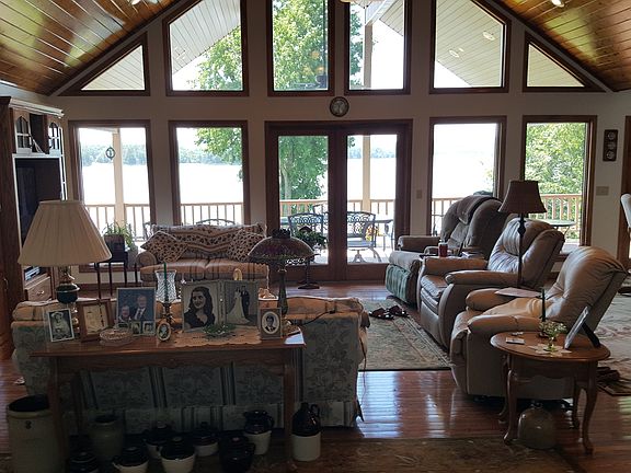 Wall of windows welcomes U