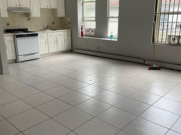 5th image of 244 N 5th St APT 9