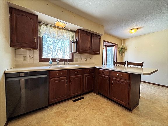 4th image of 315 Hilltop Drive