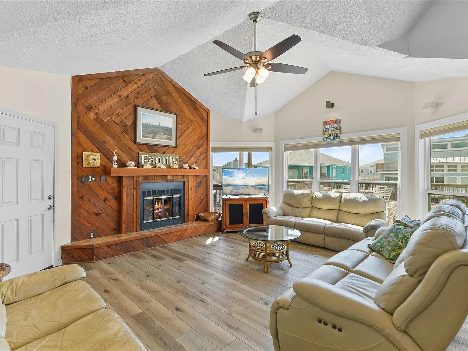 3 bed, 2.0 bath, 1292 sqft, $3,500 — Photo 4