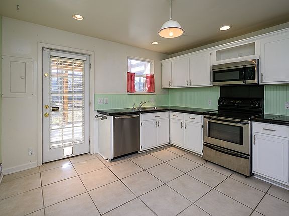 4th image of 302 Vivelle Ave