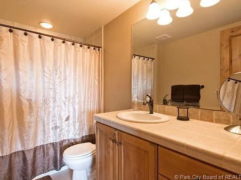 Downstairs 2nd Master Ensuite full bath/double sinks