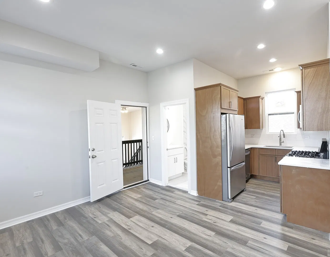 2 bed, 700 sqft, $1,750 — Photo 2
