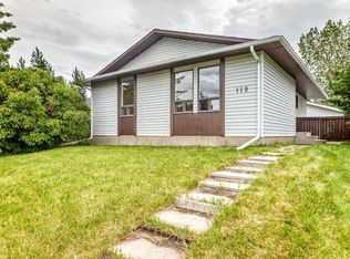 119 W Ranchlands Cres NW, Calgary, AB T3G 1N6