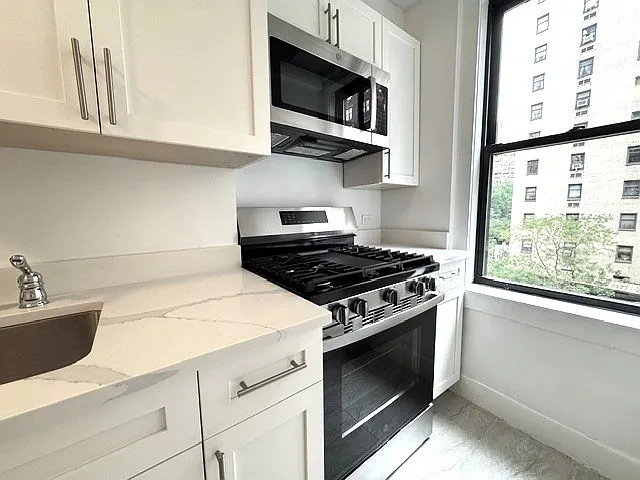 360 E 55th St #4F — Photo 6