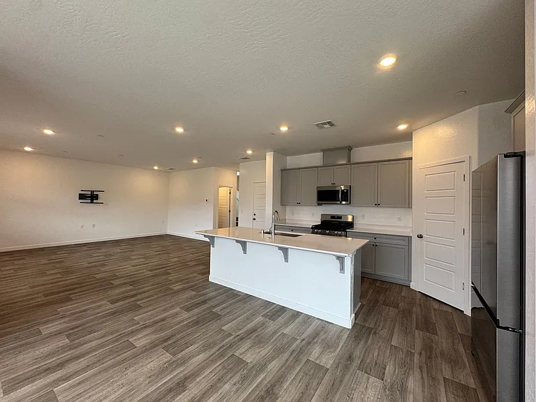 997 W Pioneer Dr — Photo 9