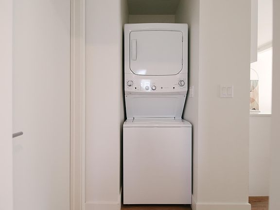3rd image of 1033 N Coronado St #3