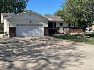 4242 Spur Ln, Grand Island, NE 68803