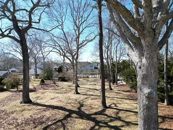 12 Landing Ln, East Quogue, NY 11942