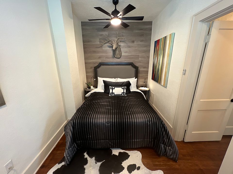 Bedroom (queen-size bed)