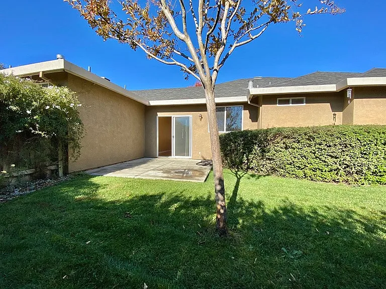 Devonshire Drive, 2141-2143 — Photo 20