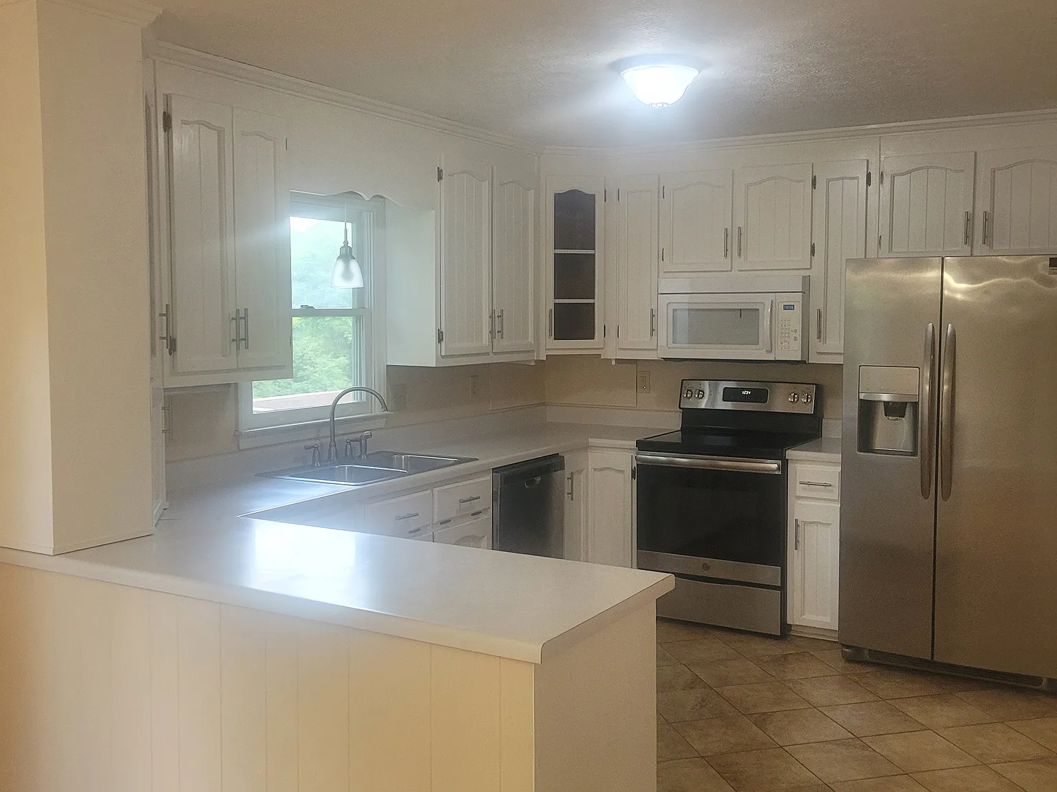 4 bed, 2.5 bath, 2550 sqft, $2,700 — Photo 3