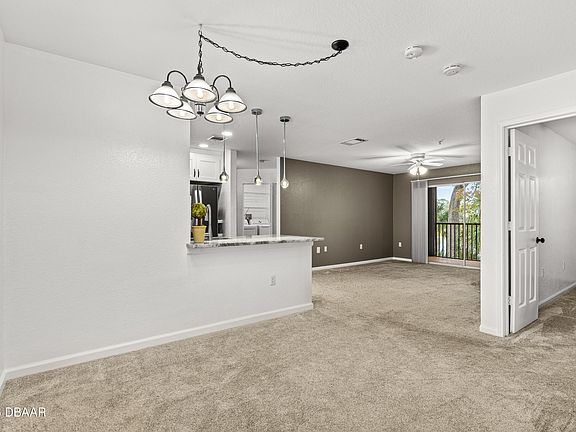 5th image of 940 Village Trl Unit 3-202