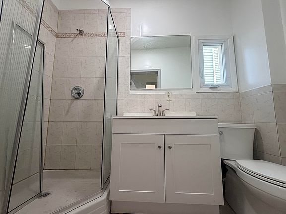 4th image of 124 Winfield Ave Floor 1