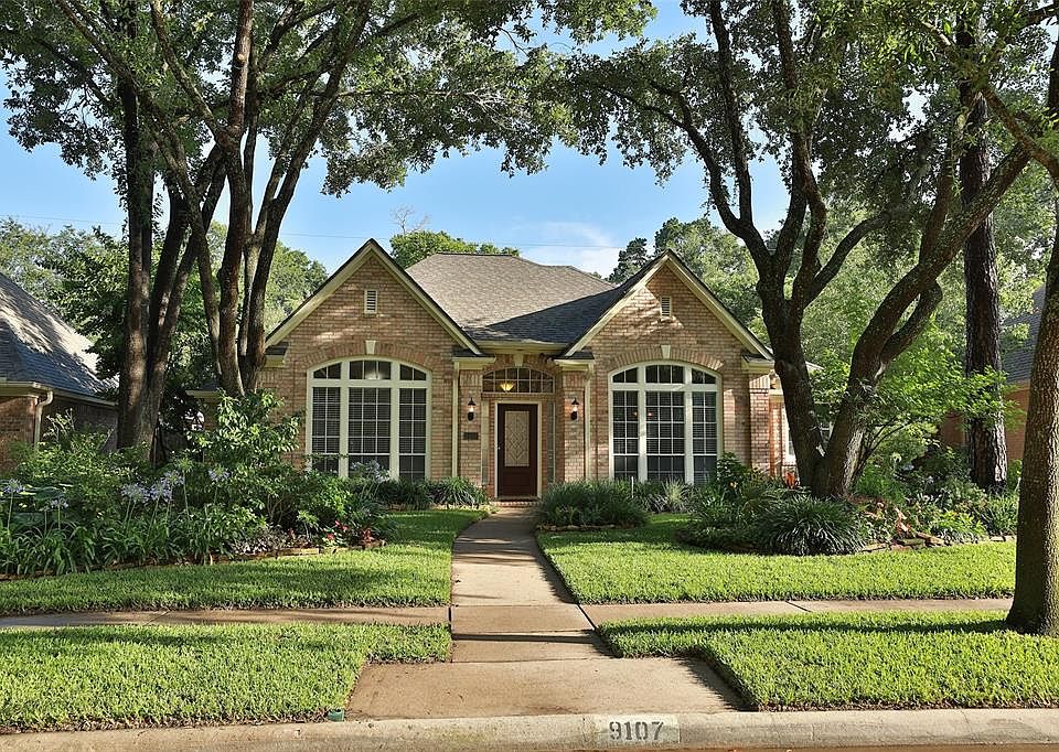 Fantastic 1-Story David Weekley Home with Incredible Curb Appeal in the Upscale Neighborhood of Woodwind Lakes! CARPET-FREE and NEVER FLOODED!