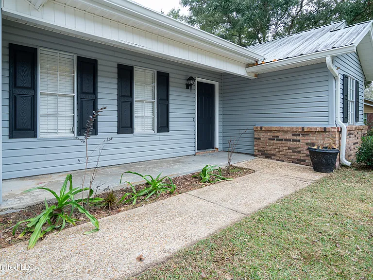 206 N Lang Ave — Photo 2