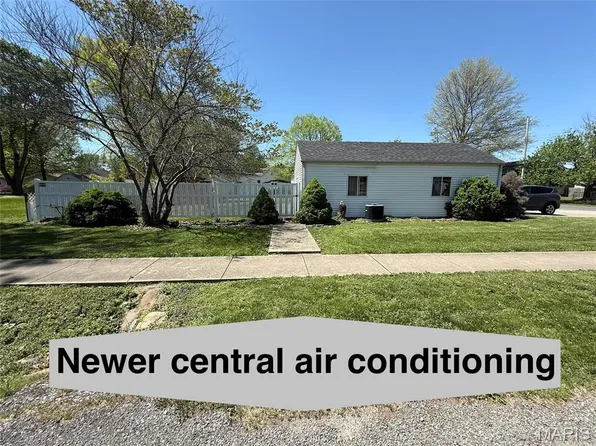 310 W Spring St, Staunton, IL 62088