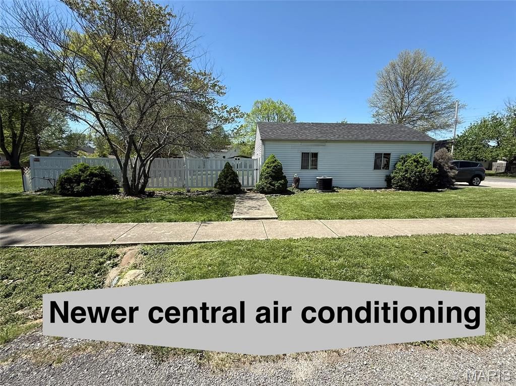 310 W Spring St, Staunton, IL - View 2