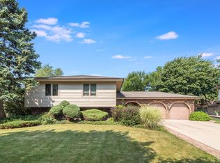 7206 Gold Grove Pl, Darien, IL 60561