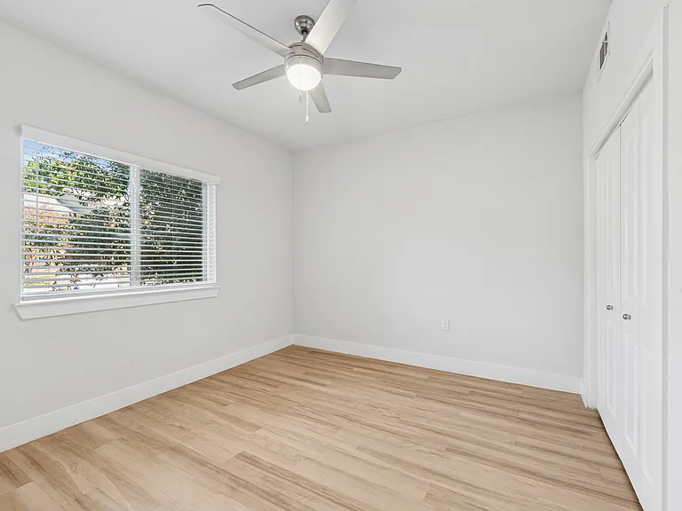 Ensign Apartments — Photo 32