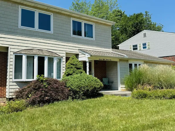 2821 Fawkes Dr, Wilmington, DE 19808