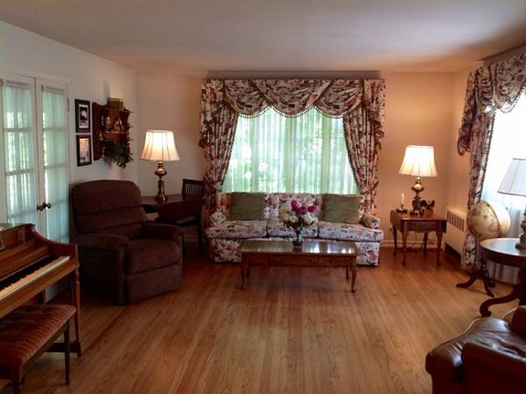 3rd image of 788 Woodland Ave
