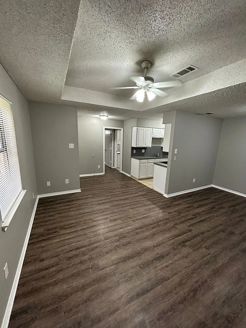 404 Jordan Ln. — Photo 2