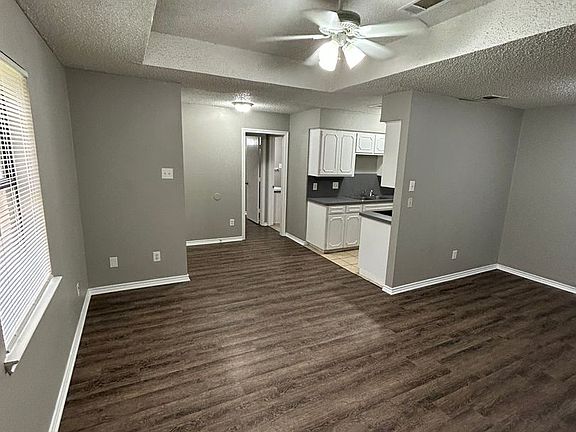 5th image of 404 Jordan Ln APT A