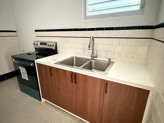 4th image of 513 Calle Barbe #1