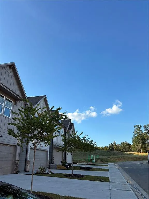 3 bed, 2.5 bath, 1800 sqft, $2,100 — Photo 2