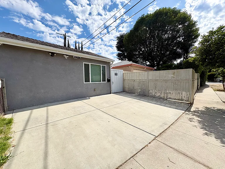 18634 Welby Way — Photo 2