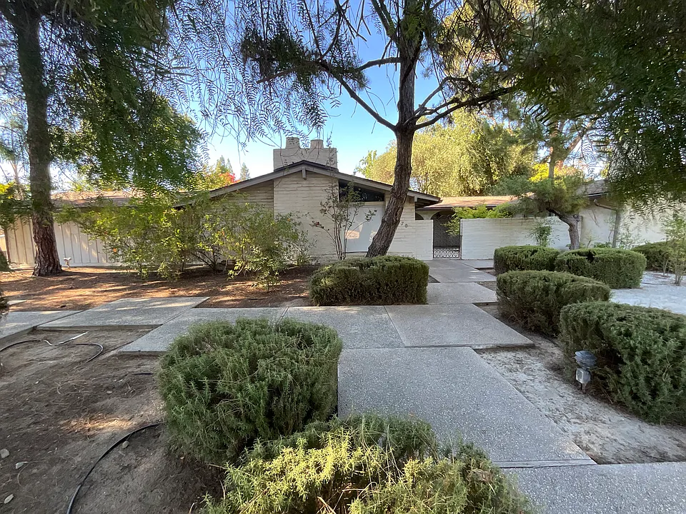 2470 W San Jose Ave