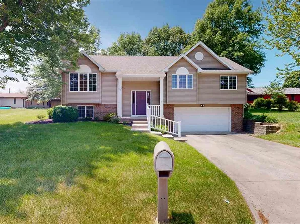 919 10th St, Kalona, IA 52247