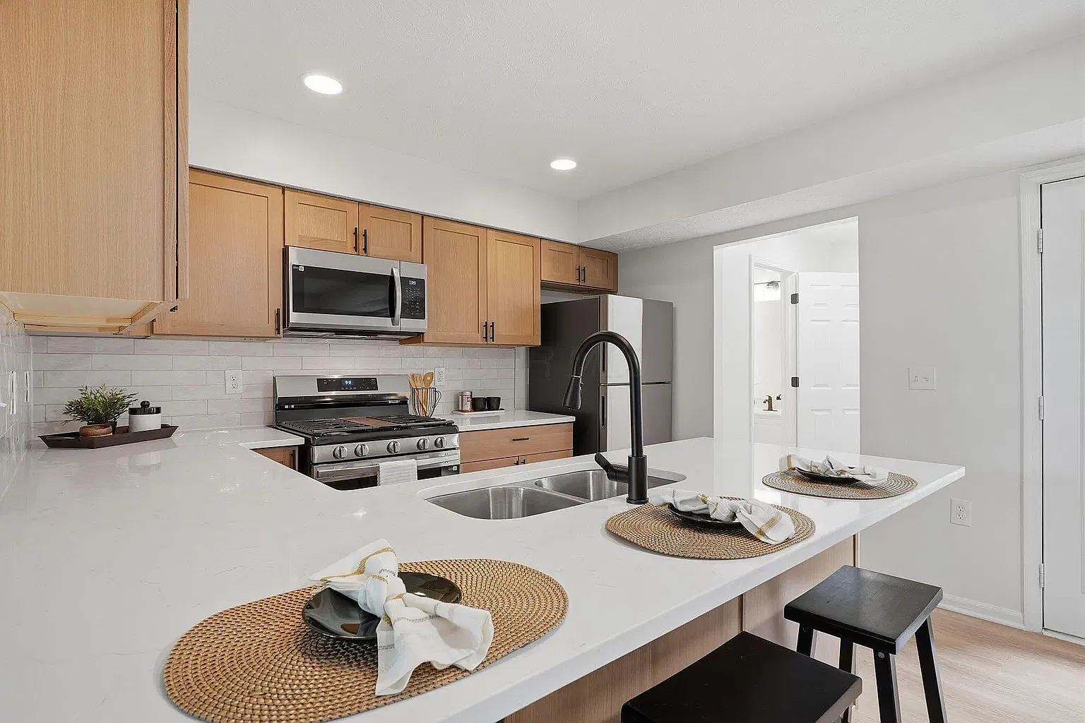 2 bed, 1372 sqft, $2,399 — Photo 4