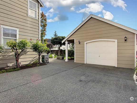 2nd image of 1803 Mariner Circle NE