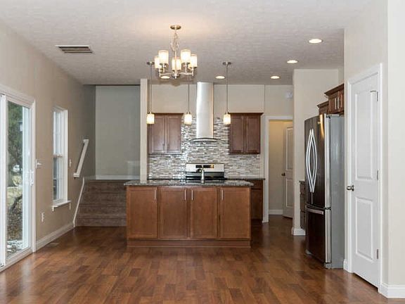 5th image of 916 Windsor Dr