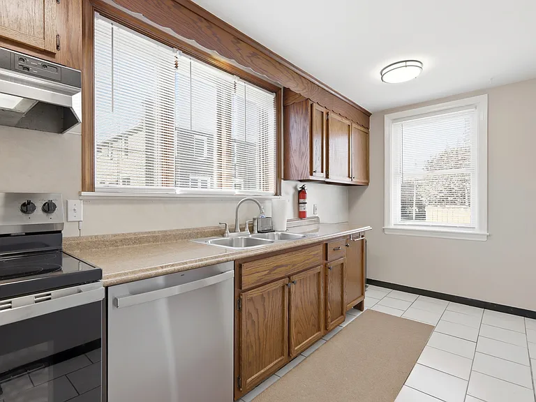 271 W Wyncliffe Ave — Photo 10