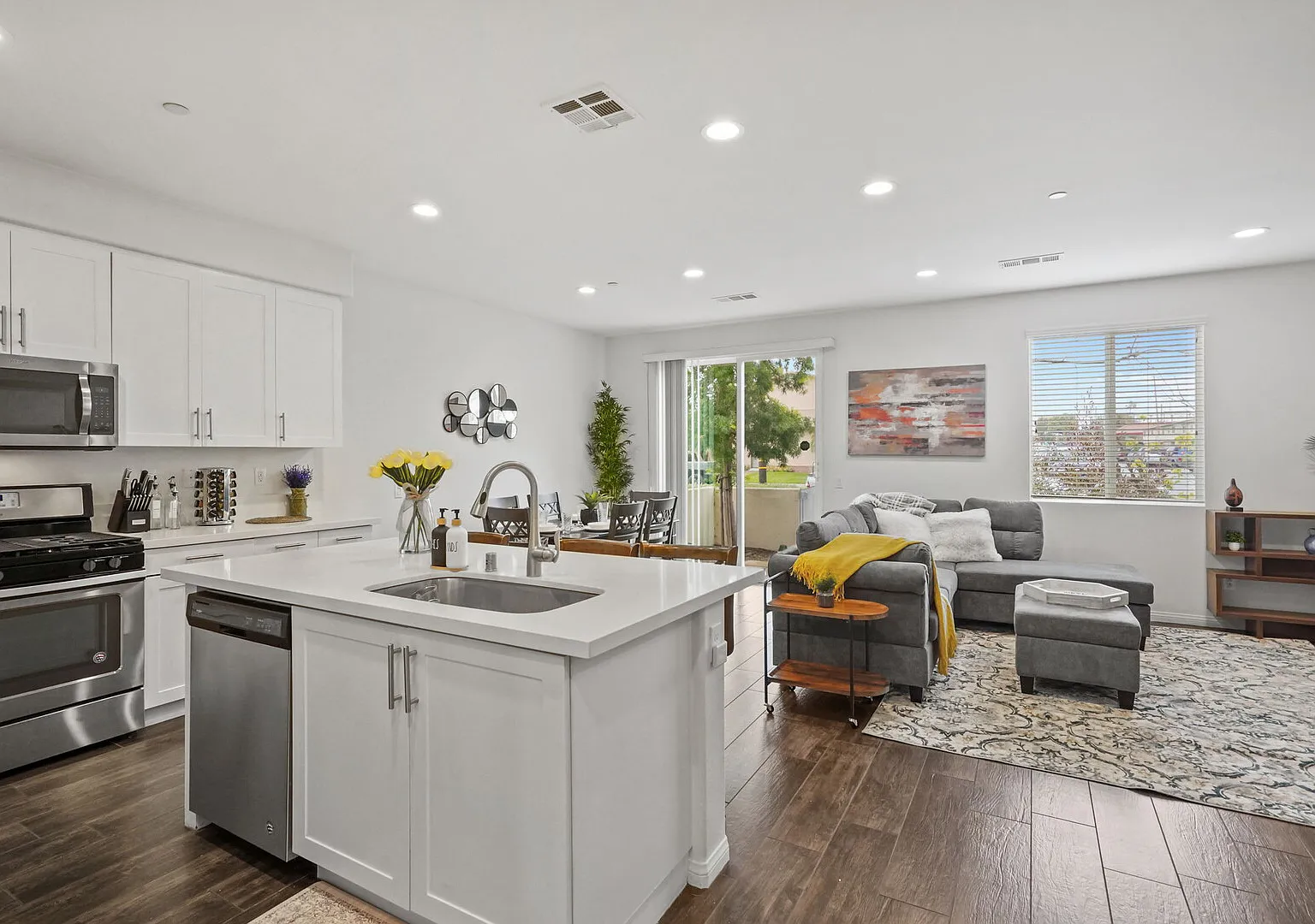 Modern pet-friendly family home in serene gated community, EV charger — Photo 3