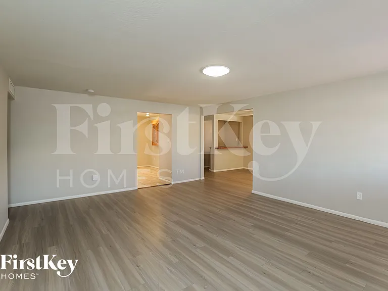 13249 N 14th Dr — Photo 4