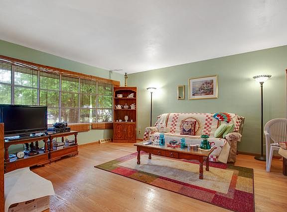 3rd image of 2403 Skokie Dr